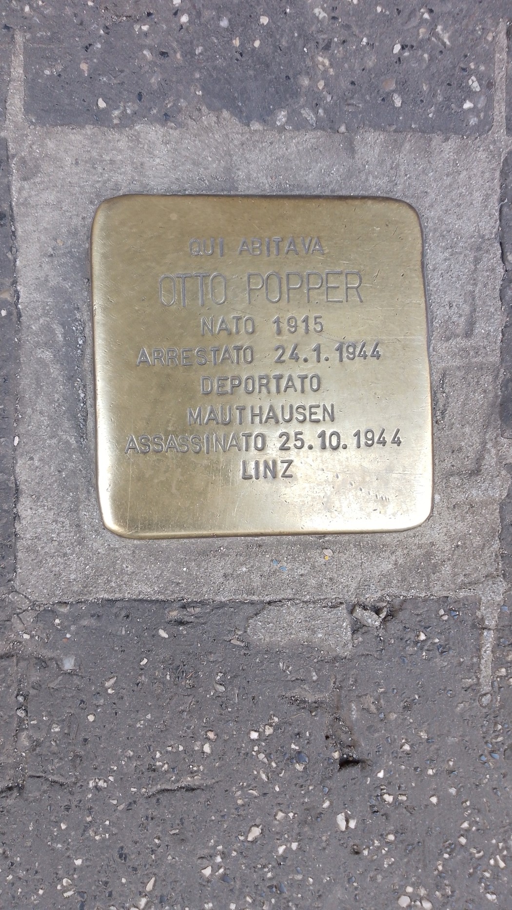 Pietra d'inciampo dedicata a Otto Popper, con dettagli sulla sua vita e deportazione.