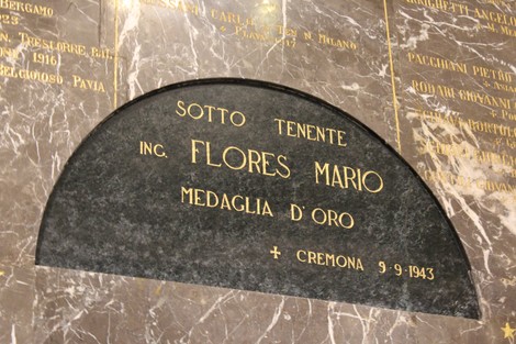 Targa commemorativa in marmo dedicata a Mario Flores, Sottotenente insignito di Medaglia d'Oro, Tempio dei Caduti.