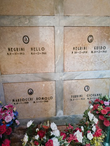 Sacrario ai Caduti Partigiani di Piumazzo, con lastre commemorative e fiori in memoria dei defunti.