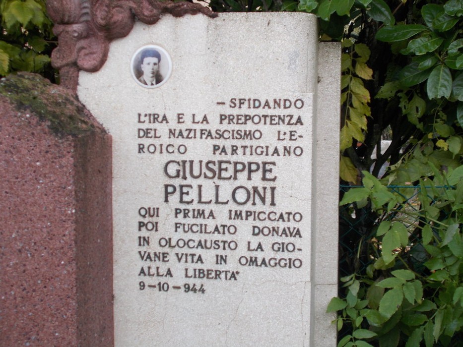 Monumento commemorativo a Giuseppe Pelloni, partigiano che ha sacrificato la vita per la libertà.