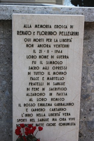 Monumento commemorativo ai fratelli Pellegrini, dedicato ai caduti per la libertà e il sacrificio.