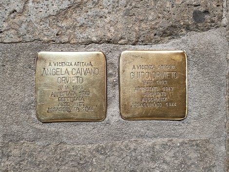 Pietre d'inciampo a Caivano e Orvieto commemorano vittime della persecuzione nazista.
