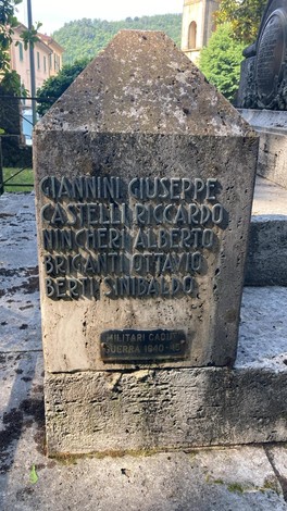 Monumento ai caduti di Piteccio, dedicato ai militari Caduti in guerra, con incisioni su pietra.