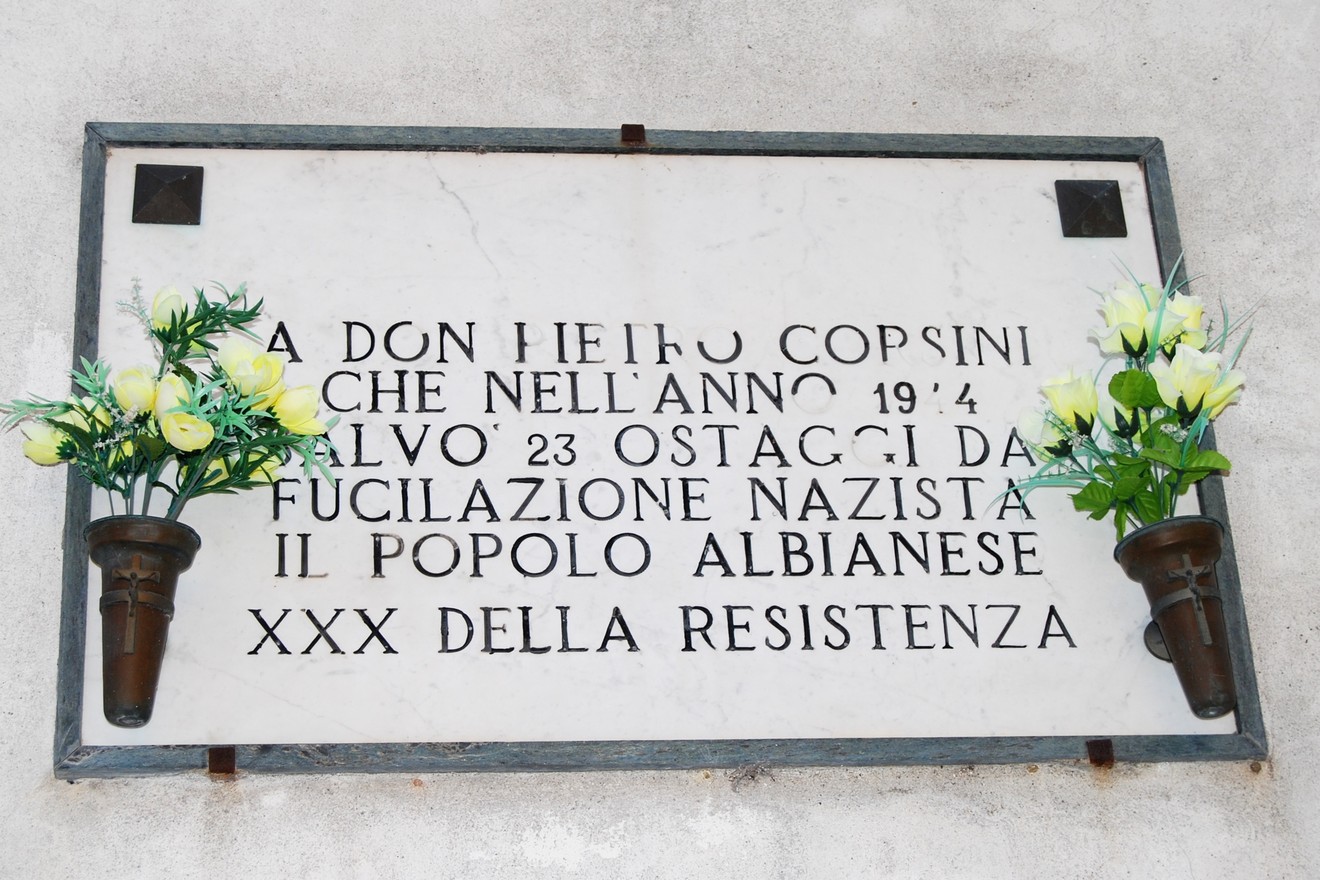 Lapide commemorativa in onore di Don Corsini, dedicata alle vittime del nazismo e alla resistenza.