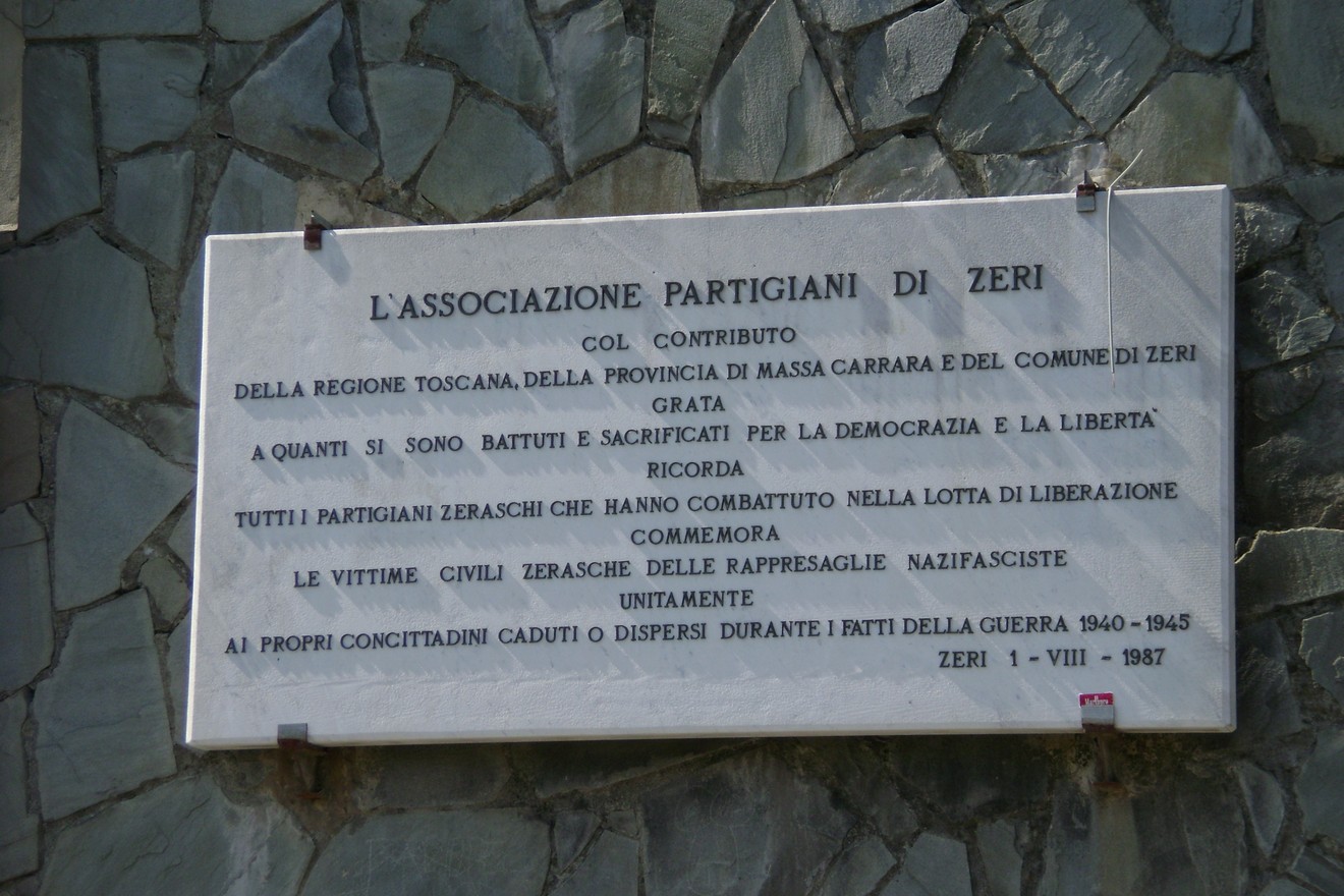 Lapide commemorativa in onore dei partigiani di Zeri, per la loro lotta per la libertà e la democrazia.