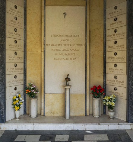 Sacrario dedicato ai caduti per la libertà a Soliera, con monumento e fiori commemorativi.