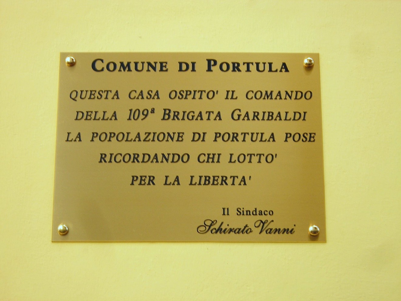 Targa commemorativa della 109a Brigata Garibaldi presso il Comune di Portula, in onore dei combattenti per la libertà.