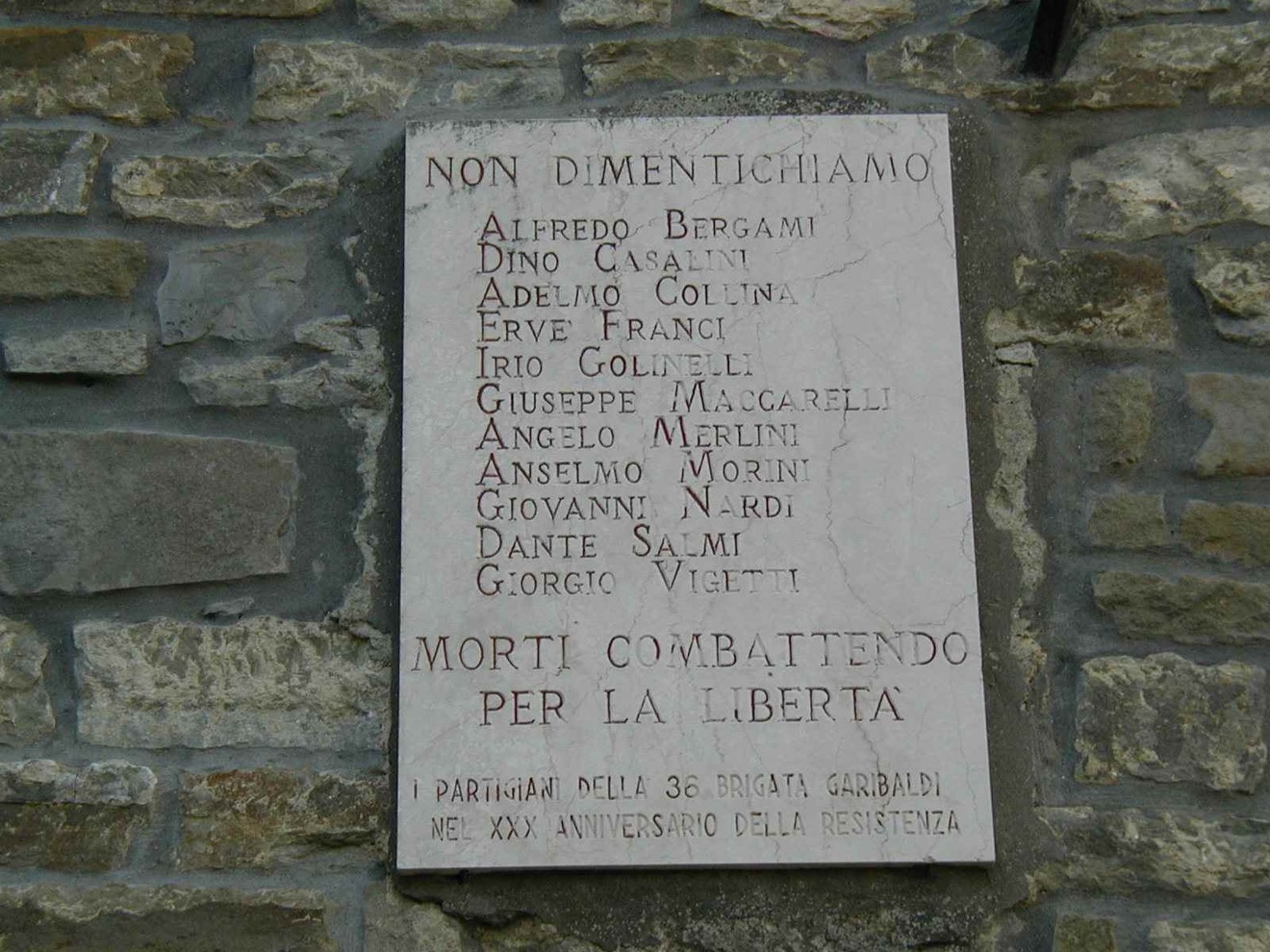 Lapide commemorativa ai caduti partigiani di Casetta, in onore dei combattenti per la libertà.