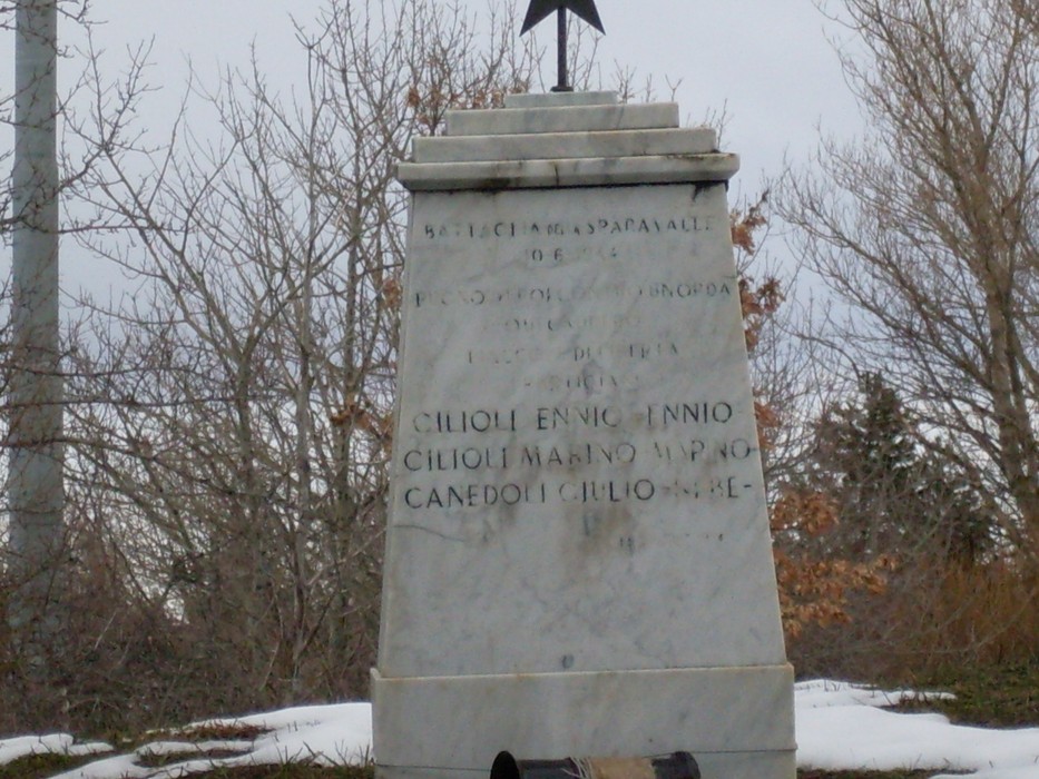 Monumento commemorativo della Battaglia dello Sparavalle, simbolo di memoria storica e valore.