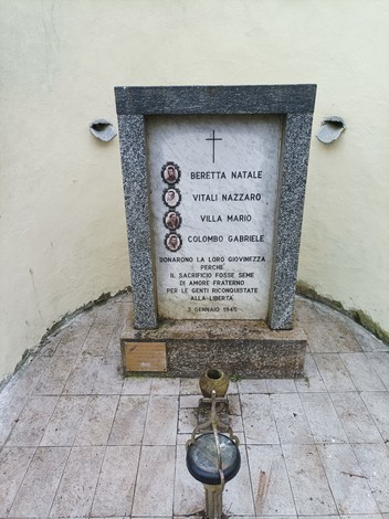 Monumento dedicato alle vittime dell'eccidio di Valaperta, con nomi e data commemorativa.