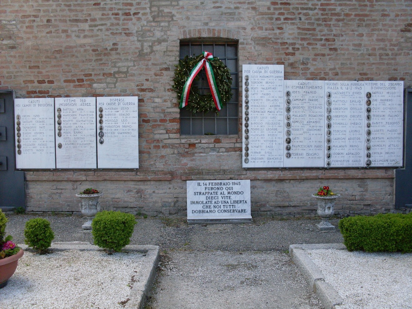 Lapidi commemorative ai caduti della Liberazione, con nomi e omaggi alle vittime della guerra.