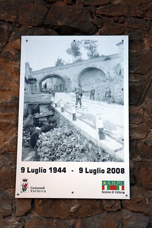 Targa commemorativa del ponte di San Lazzaro, dedicata agli eventi del 9 luglio 1944 e 9 luglio 2008.
