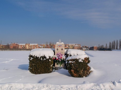 Cippo commemorativo a Vicentini e Dodi, immerso in un paesaggio invernale innevato.