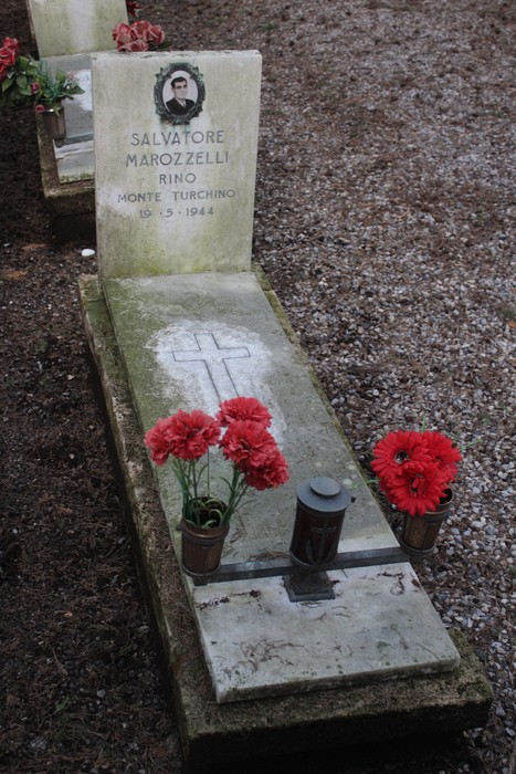 Tomba commemorativa con fiori rossi, dedicata a Salvatore Marozzelli, caduto per la libertà.