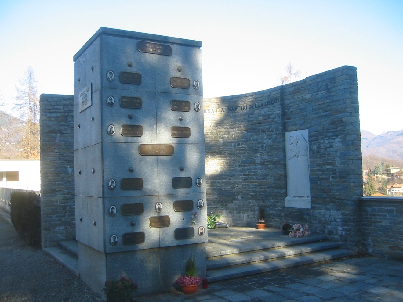 Monumento ai caduti di Ponzone, commemorazione in pietra con nomi, simboli e un luogo di riflessione.