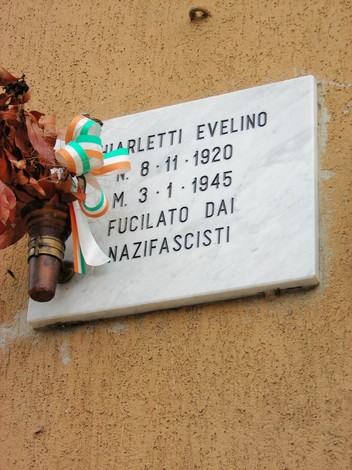 Lapide commemorativa dedicata a Evelino Chiarletti, fucilato dai nazifascisti il 3 gennaio 1945.