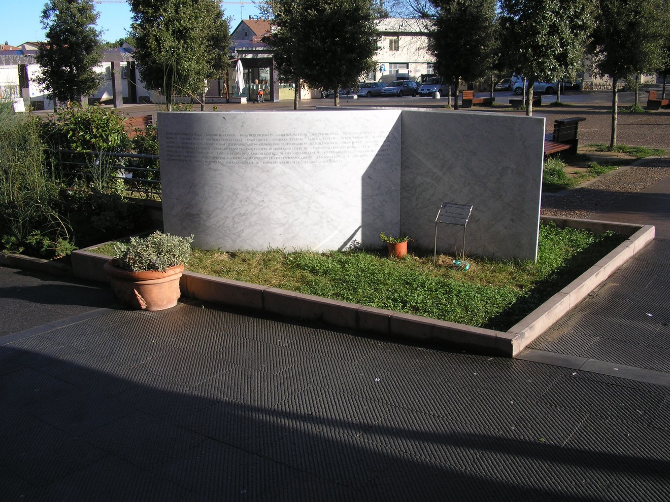 Monumento ai caduti, commemorazione e ricordo delle vittime di guerra in un'area verde urbana.