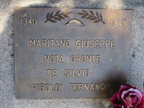 Cippi commemorativi con nomi di caduti, simbolo di memoria e rispetto per i soldati del Viale della Rimembranza.