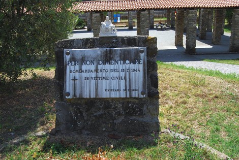 Monumento commemorativo alle vittime del bombardamento del 15 luglio 1944 a Pievezano.