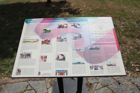 Murali del parco della Liberazione, con storie e immagini che raccontano eventi storici significativi.