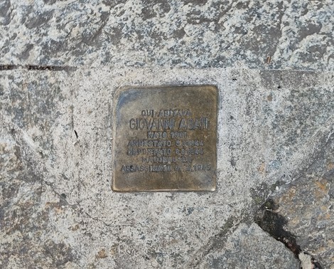 Pietra d'inciampo in memoria di Giovanni Abati, commemorazione del suo destino tragico.