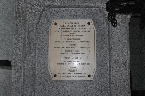 Lapide commemorativa dedicata ai caduti di Cefalonia e Corfù, con iscrizioni su marmo.