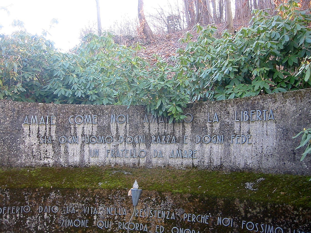 Monumento alla Resistenza, simbolo di libertà e unità tra i popoli. Un tributo ai valori di pace e solidarietà.