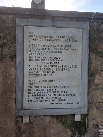 Lapide commemorativa a Randazzo, dedicata a Vittorio Monti, Pasquini e altri caduti durante la Seconda Guerra Mondiale.