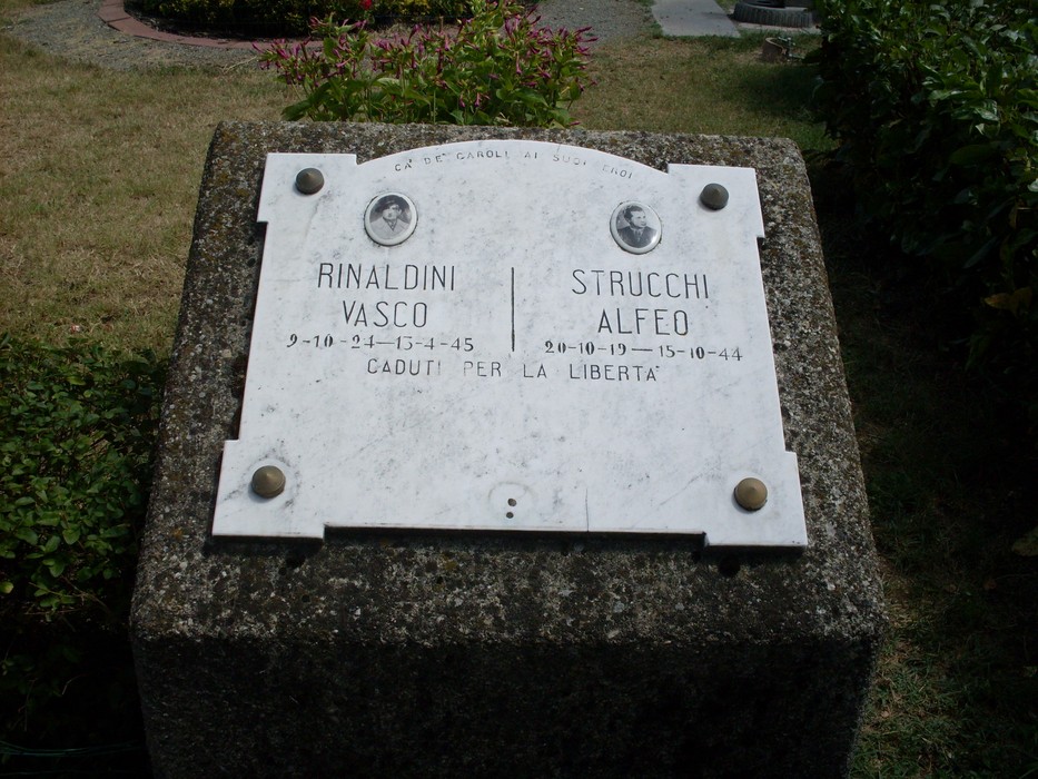 Monumento ai caduti di Ca' de' Caroli, in memoria di Rinaldini Vasco e Strucchi Alfeo. Caduti per la libertà.