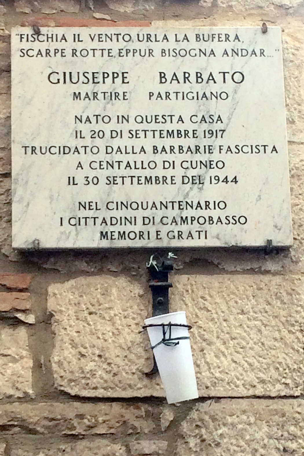 Lapide commemorativa di Giuseppe Barbato, martire e partigiano, situata a Campobasso.