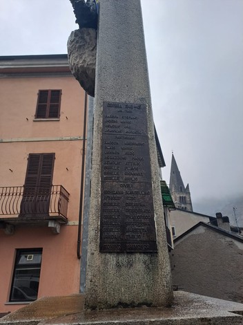Monumento ai caduti di Chiomonte, un tributo alla memoria dei soldati locali.