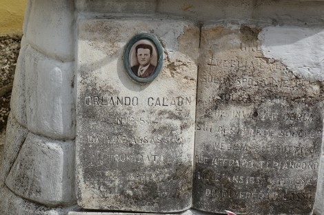 Sepolcro di Calaon, monumento commemorativo con un ritratto e iscrizioni in onore di Orlando Calaon.
