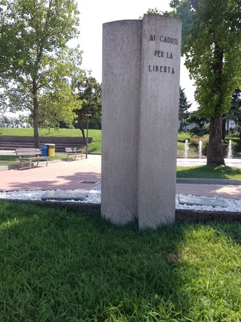 Monumento ai caduti per la Libertà, caratterizzato da una struttura in pietra e un contesto naturale.