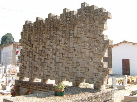 Monumento commemorativo nel cimitero di San Pancrazio, con pannelli dedicati ai defunti.