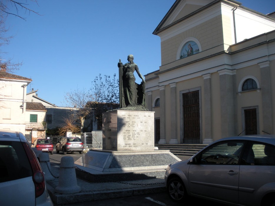 Monumento ai caduti di Bastida Pancarana, dedicato alle vittime di guerra, di fronte alla chiesa del paese.