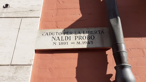 Lapide commemorativa in onore di Naldi Probo, caduto per la libertà nel 1945.