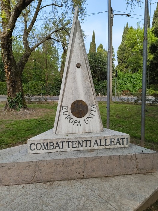 Monumento che celebra i combattenti alleati in Europa, con un design moderno e una struttura in pietra.