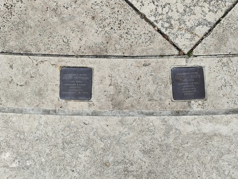 Pietre d'inciampo dedicate agli operai della Saffa, commemorate per il loro contributo e sacrificio.