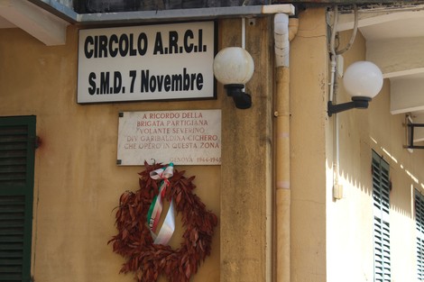 Lapide commemorativa per la Volante Severino, con corona di foglie e segnali di omaggio.
