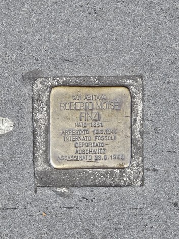 Pietra d'inciampo dedicata a Roberto Moisè Finzi, in memoria della sua deportazione e morte ad Auschwitz.