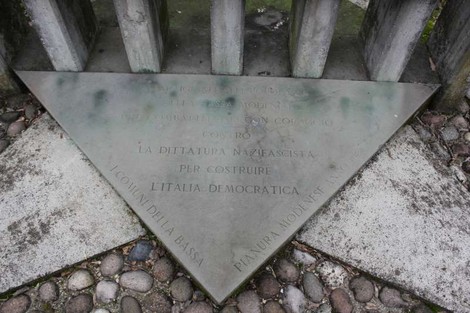 Monumento alla Resistenza con elementi architettonici e messaggi commemorativi sulla democrazia.