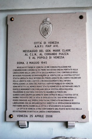 Lapide commemorativa per la liberazione di Venezia, con un messaggio di riconoscenza e memoria storica.