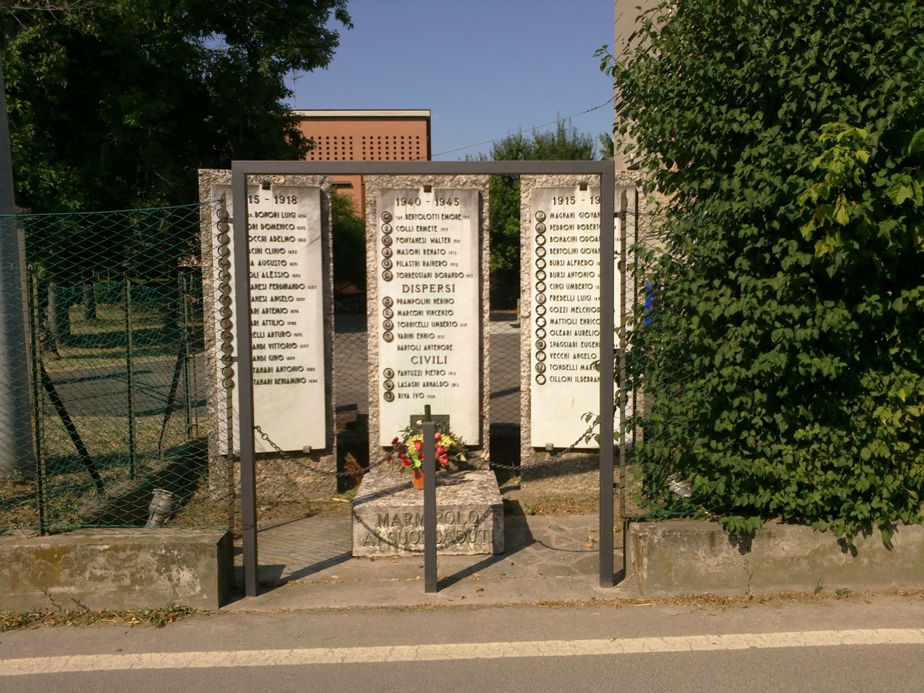 Monumento ai Caduti di Marmirolo, commemorazione dei soldati e civili persi in guerra, immerso nel verde.