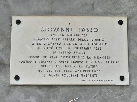Lapide commemorativa dedicata a Giovanni Tasso, con iscrizioni che celebrano libertà e virtù civili.