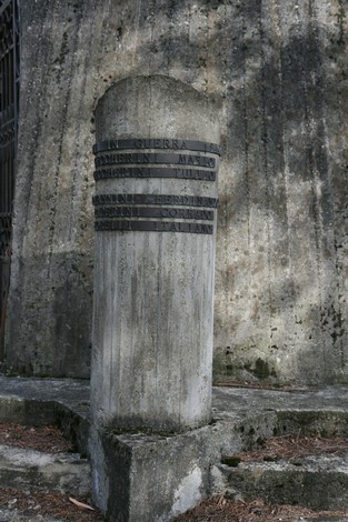 Dettaglio della Cappella di Partina, un luogo ricco di storia e significato spirituale immerso nella natura.