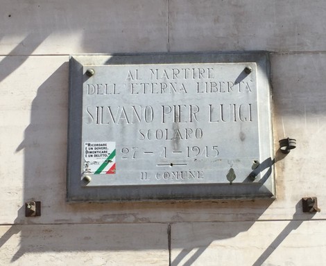 Lapide commemorativa dedicata a Silvano Pier Luigi, martire della libertà, datata 27-01-1945.