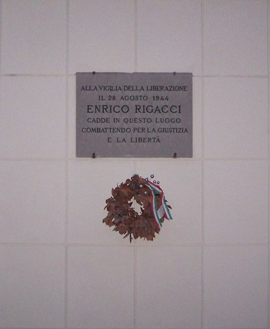 Lapide commemorativa di Enrico Rigacci, caduto per la giustizia e la libertà il 28 agosto 1944.