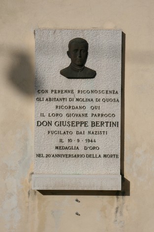 Lapide commemorativa a don Giuseppe Bertini, fucilato dai nazisti il 10 settembre 1944.