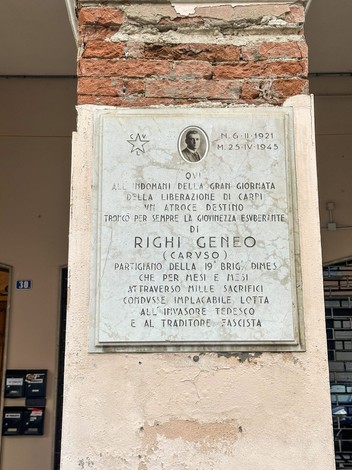 Lapide commemorativa a Righi in onore dei partigiani della Liberazione di Carpi.