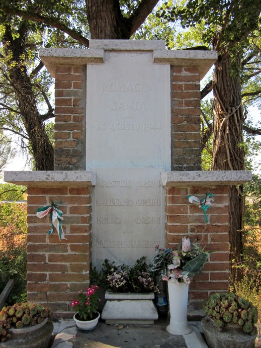 Monumento commemorativo agli Orsini, Fiammenghi e Calderoni, immerso nella natura. Tributo alla memoria storica.